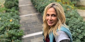 Η Άννα Βίσση με γκρι φούτερ