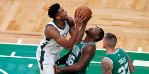 Αντετοκούνμπο μαρκάρεται από τον Σμαρτ των Σέλτικς