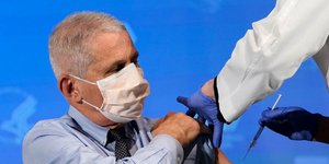 O Αμερικανός επιστήμονας Άντονι Φάουτσι κάνει το εμβόλιο της Moderna