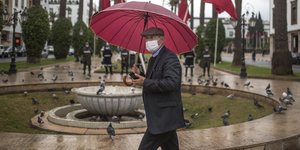 αντρας κοκκινη ομπρελα