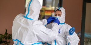 αντρας βαζει στολη σε γυναικα