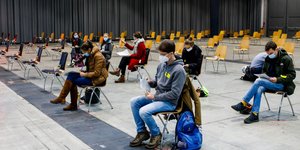 Φοιτητές στη Γερμανία σε υπό διαμόρφωση κέντρο εμβολιασμού