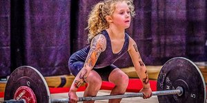 Η 7χρονη Ρόρι βαν Ουλφτ, πρωταθλήτρια στην άρση βαρών