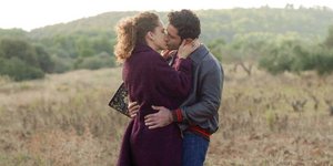 Η Ασημίνα παραδίνεται στον παράνομο έρωτα του Μπάμπη στις «Άγριες Μέλισσες»