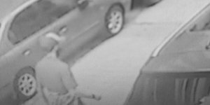 Φωτογραφία-ντοκουμέντο: Ενας από τους δράστες της επίθεσης στον πρύτανη της ΑΣΟΕΕ μπαίνει στο Πανεπιστήμιο