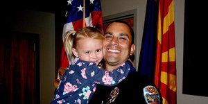 αστυνομικός υιοθέτησε κοριτσάκι