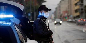 Αστυνομικός στην Ιταλία με μάσκα για τον κορωνοϊό