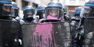 Γαλλία: Τραυματίστηκαν περισσότεροι από 60 αστυνομικοί στις διαδηλώσεις του Παρισίου