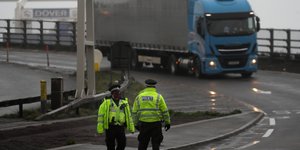 Αστυνομικοί ελέγχουν την κίνηση στο λιμάνι του Ντόβερ