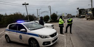 Αστυνομικοί σε σημείο ελέγχου στην Ελευσίνα