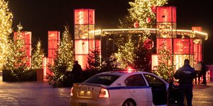 Αστυνομικός σε κεντρικό σημείο στολισμένο χριστουγεννιάτικα