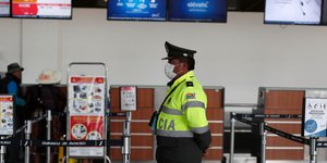 Αστυνομικός με μάσκα σε αεροδρόμιο στην Βολιβία