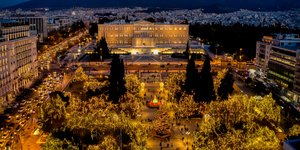 Εντυπωσιακό βίντεο: Δείτε τη στολισμένη Αθήνα από drone εν μέσω lockdown