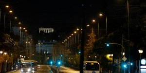 Εικόνα της λεωφόρου Πατησίων τη νύχτα, εν μέσω lockdown για τον κορωνοϊό