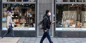 Πολίτης με μάσκα σε δρόμο της Βιέννης στην Αυστρία