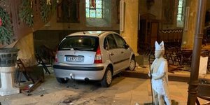 Οδηγός μπήκε από λάθος στο εσωτερικό εκκλησίας στην πόλη Ντεσίζ, της κεντρικής Γαλλίας