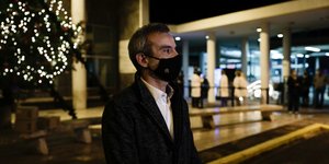 Ο δήμαρχος Θεσσαλονίκης, βουρκωμένος μπροστά από το χριστουγεννιάτικο δέντρο που στήθηκε στο ΑΧΕΠΑ