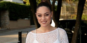 H Μπάγια Αντωνοπούλου με λευκό φόρεμα