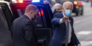 Τζο Μπάιντεν βγαινει απο αυτοκινητο 