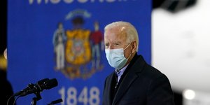 Ο Τζο Μπάιντεν με μάσκα στο Ουισκόνσιν