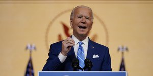 Ο Τζο Μπάιντεν μιλάει σε δημοσιογράφους