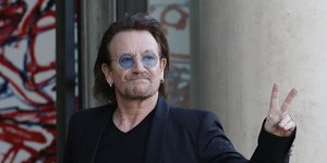 ο Μπόνο των U2 κάνει το σήμα της νίκης