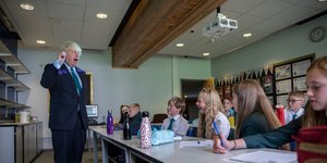 Ο Μπόρις Τζόνσον μιλά σε μαθητές σχολείου