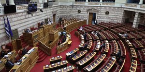 Βουλή: Ψηφίσθηκε το νομοσχέδιο του υπουργείου Οικονομικών για την πάταξη του λαθρεμπορίου