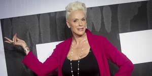 Η Μπριγκίτε Νίλσεν με φούξια σακάκι