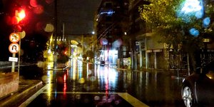 Βρεγμένοι δρόμοι από τη βραδινή βροχή της Κυριακής στην Αθήνα