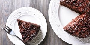 τούρτα σε πιάτο