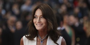 Η Κάρλα Μπρούνι με λευκό φόρεμα