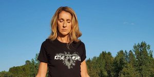 Η Σελίν Ντιόν διαλογίζεται στην ύπαιθρο