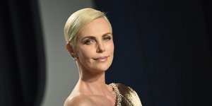 Η Σαρλίζ Θερόν με χρυσή τουαλέτα 