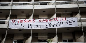Πανό έξω από το ξενοδοχείο CITY PLAZA όταν έληξε η κατάληψη