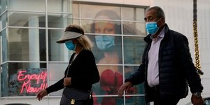 άνθρωποι με μάσκα