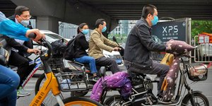 Κορωνοϊός ποδηλάτες με μάσκα στην Κίνα