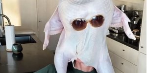 Η Κόρτνεϊ Κοξ χόρεψε ξανά με μια γαλοπούλα στο κεφάλι και ξετρέλανε το Instagram