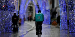 Άνδρας με ποδήλατο στο στολισμένο Λονδίνο εν μέσω κορωνοϊού