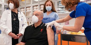 Ο Νίκος Δένδιας με μπλούζα Λίβερπουλ