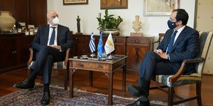 Νίκος Δένδιας και Νίκος Χριστοδουλίδης με μάσκες