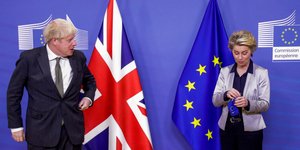 Τζόνσον και ντερ Λάιεν συνομιλούν