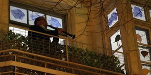 Θεσσαλονίκη: Η ΕΛΑΣ διέλυσε... διαμπαλκονική συναυλία λόγω συνωστισμού