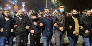 Αρμενία: Χιλιάδες διαδηλωτές στους δρόμους του Γερεβάν κατά της κυβέρνησης