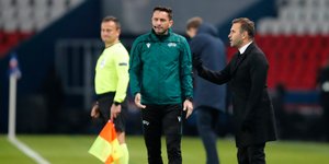 O Ρουμάνος διαιτητής Κολτέσκου περπατά στο χόρτο γηπέδου