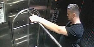 Δολοφόνος βγαίνει με βαλίτσες από ασανσέρ