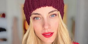 H Δούκισσα Νομικού με κόκκινο σκούφο