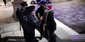 δυο αστυνομικοι μιλουν με πολιτες 