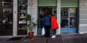 δυο κοιτουν βιτρινα