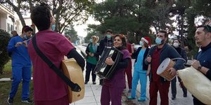 Ειδικευόμενοι γιατροί στο Παπανικολάου είπαν τα κάλαντα